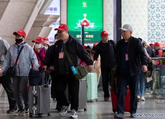 △跟团出游的中老年游客走进站台搭车。(贵府图）中新社记者 杨迪 摄